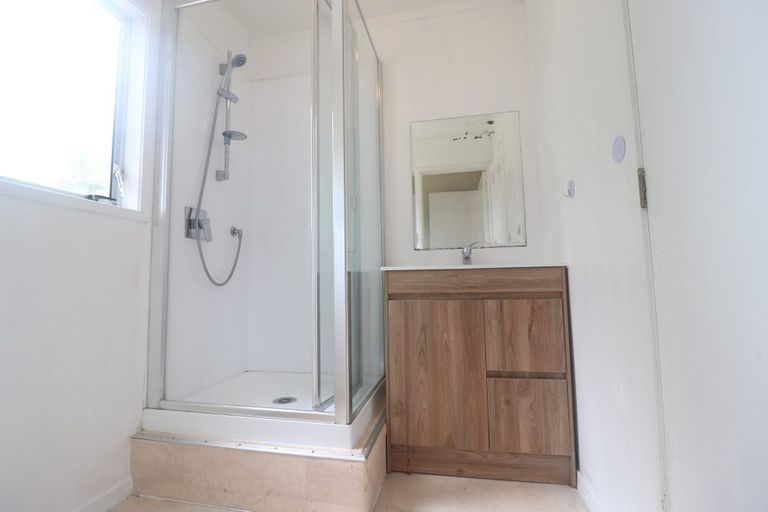 Photo of property in 4 Teviot Place, Totara Vale, Auckland, 0629