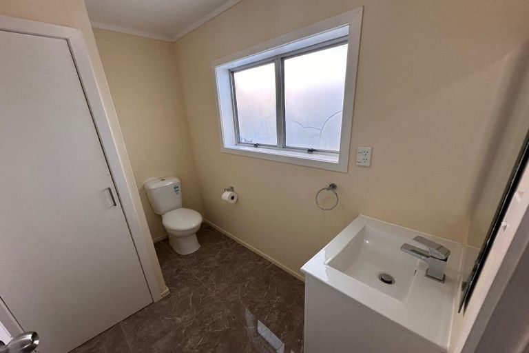 Photo of property in 2/136 Chivalry Road, Glenfield, Auckland, 0629