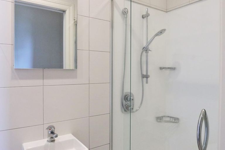 Photo of property in 2/21 Cowper Street, Devonport, Auckland, 0624