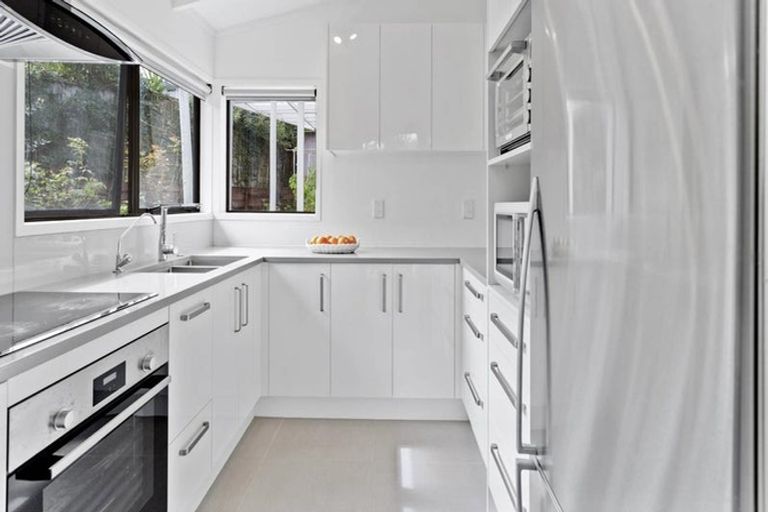 Photo of property in 30 Mannering Place, Hillcrest, Auckland, 0627