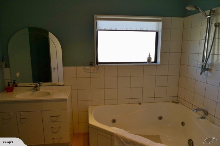 Photo of property in 175 Te Moana Road, Waikanae, 5036