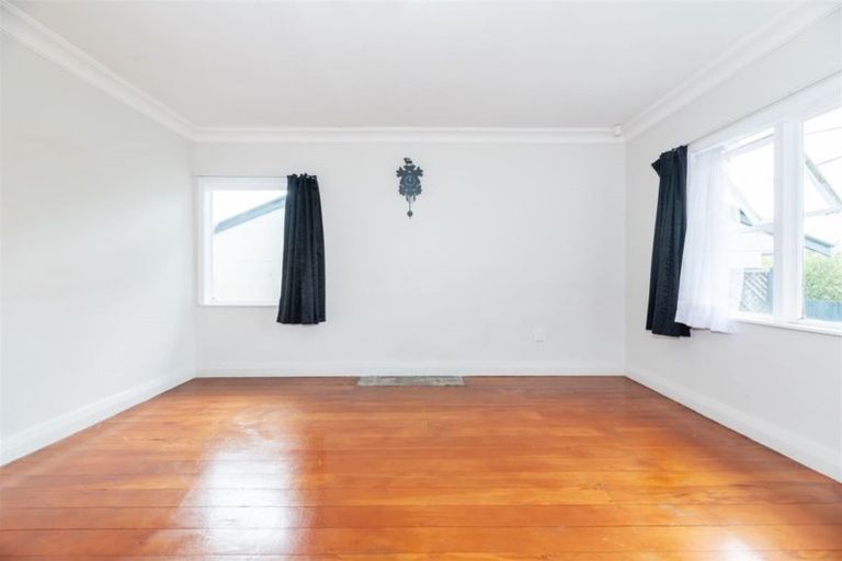 Photo of property in 15 Cleve Road, Green Bay, Auckland, 0604