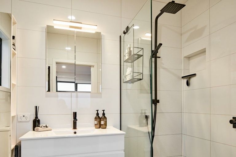 Photo of property in 9 Cromwell Point, Newlands, Wellington, 6037