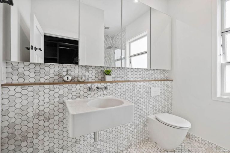 Photo of property in 1/92 East Coast Road, Milford, Auckland, 0620