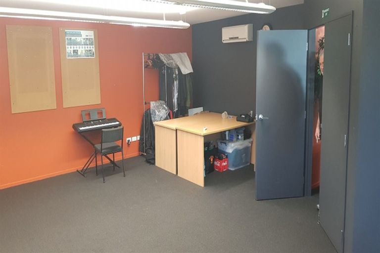 Photo of property in 1/108 Lincoln Road, Henderson, Auckland, 0610