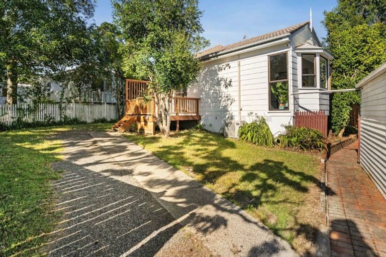 Photo of property in 72 Lynn Road, Bayview, Auckland, 0629