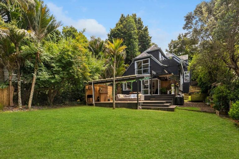 Photo of property in 1 Dorothy Road, Laingholm, Auckland, 0604