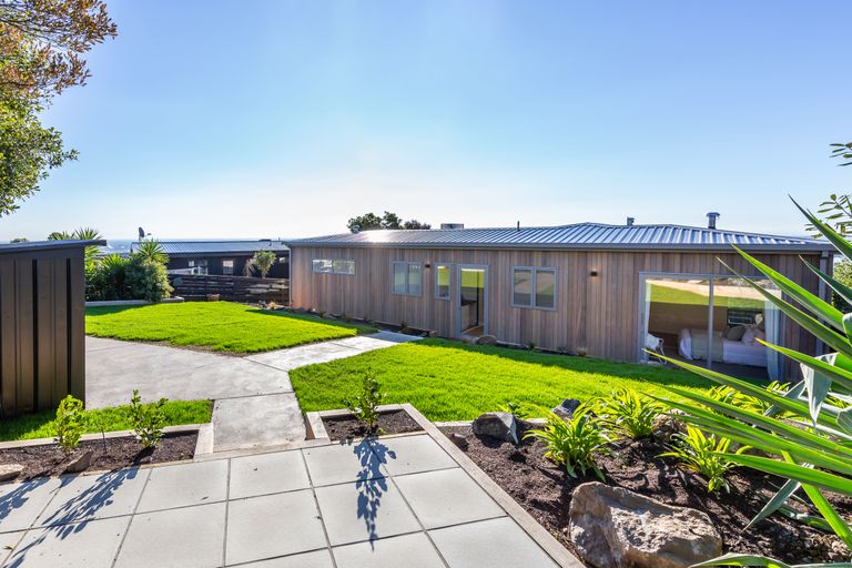 Photo of property in 10 Hilltop Lane, Mount Pleasant, Christchurch, 8081