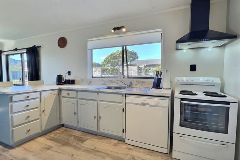 Photo of property in 18 Reeves Street, Waikanae Beach, Waikanae, 5036