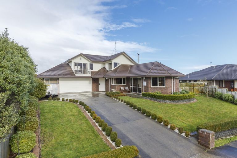 Photo of property in 27 Greenwood Place, Fitzherbert, Palmerston North, 4410