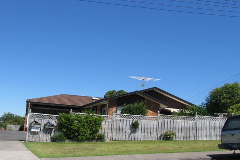 Photo of property in 1/8 Dallinghoe Crescent, Milford, Auckland, 0620