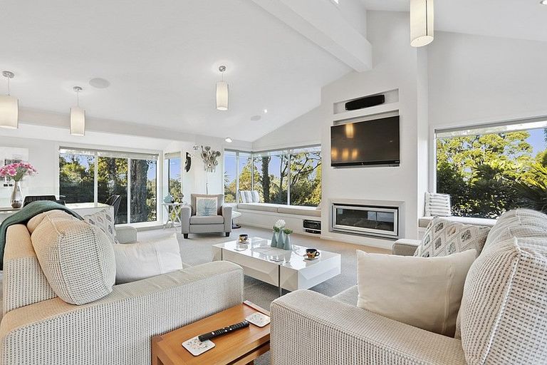 Photo of property in 9 Tinopai Road, Titirangi, Auckland, 0604