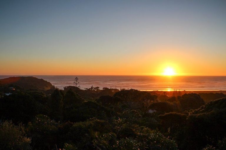 Photo of property in 70 Domain Crescent, Muriwai, Waimauku, 0881