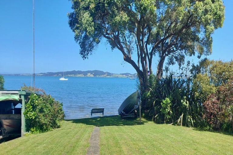 Photo of property in 16 Manganese Point Road, Tamaterau, Whangarei, 0174