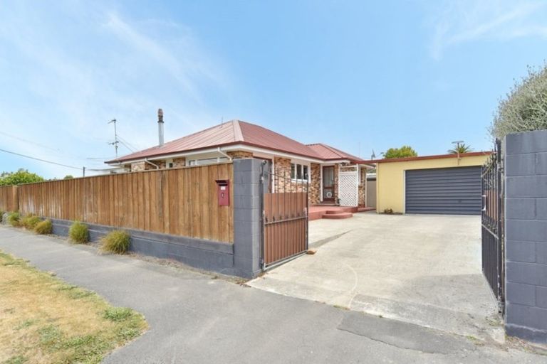 Photo of property in 1 Chilton Drive, Mairehau, Christchurch, 8052
