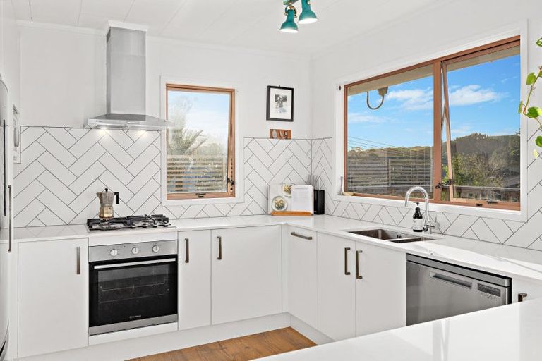 Photo of property in 18 Harbour View Road, Leigh, 0985