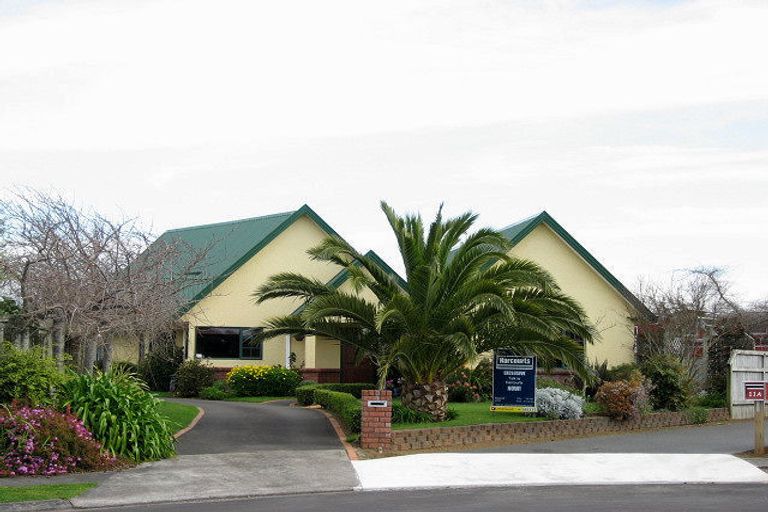 Photo of property in 11 Taylor Place, Merrilands, New Plymouth, 4312