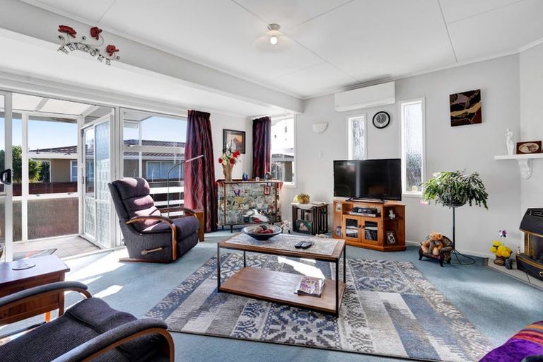 Photo of property in 22 Waiwera Place, Merrilands, New Plymouth, 4312