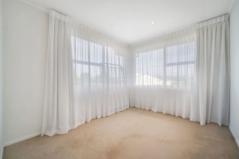 Photo of property in 36 Rewarewa Road, Te Atatu Peninsula, Auckland, 0610