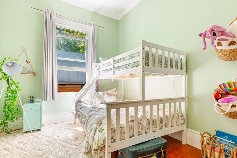 Photo of property in 88 Woodlands Park Road, Titirangi, Auckland, 0604