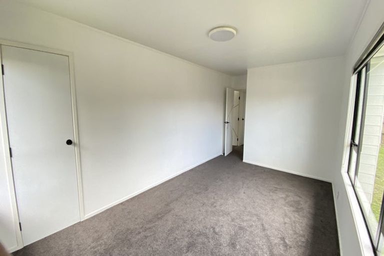 Photo of property in 81 Totaravale Drive, Totara Vale, Auckland, 0629