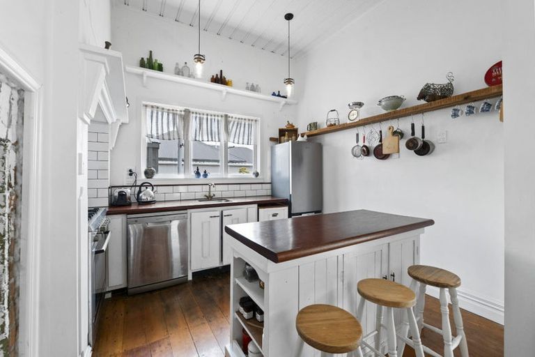 Photo of property in 132 Tukapa Street, Westown, New Plymouth, 4310