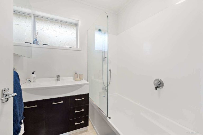 Photo of property in 2/41 James Evans Drive, Northcote, Auckland, 0627