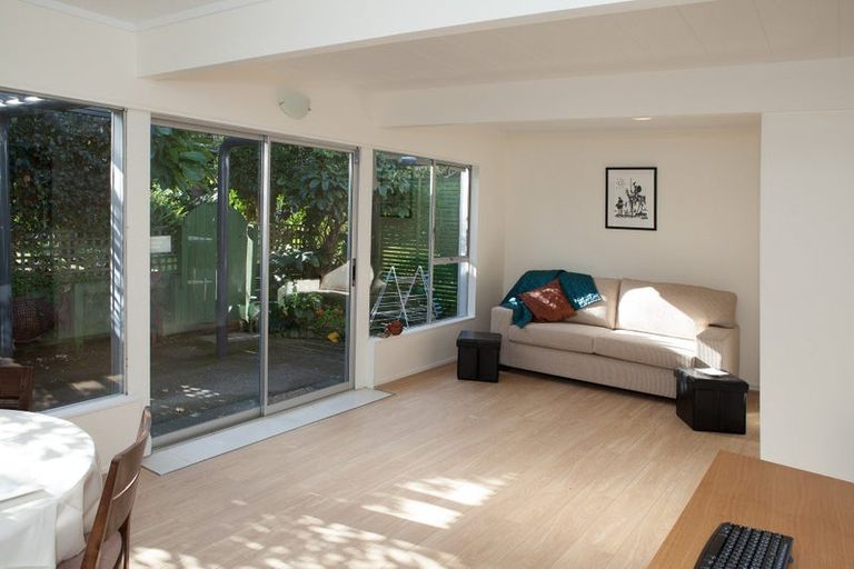 Photo of property in 9/18 Parr Terrace, Castor Bay, Auckland, 0620
