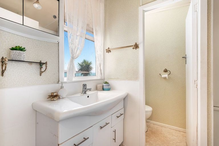 Photo of property in 17 Moana Road, Plimmerton, Porirua, 5026