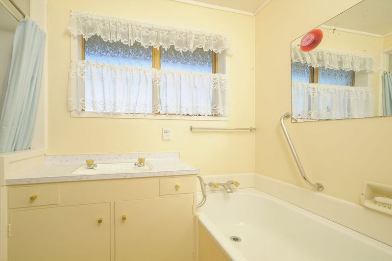 Photo of property in 2/13 Waitaki Street, Henderson, Auckland, 0612