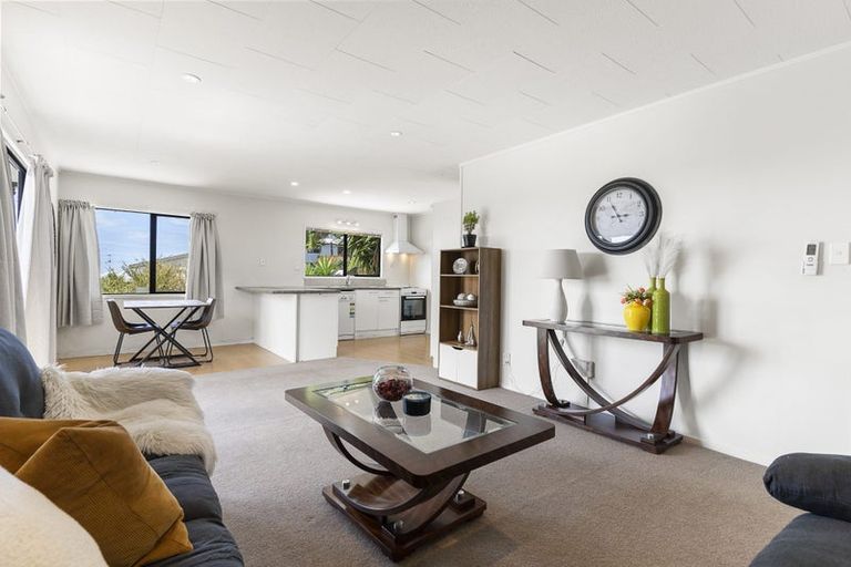 Photo of property in 1/19 Exeter Place, Unsworth Heights, Auckland, 0632