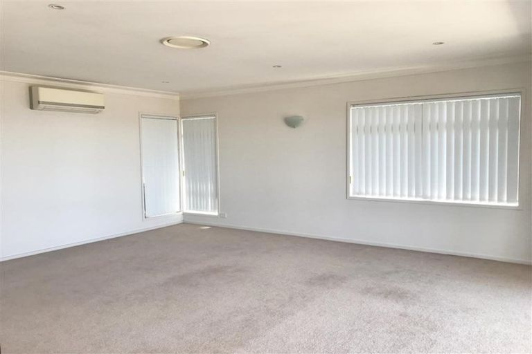 Photo of property in 5 Shearwater Rise, Rothesay Bay, Auckland, 0630