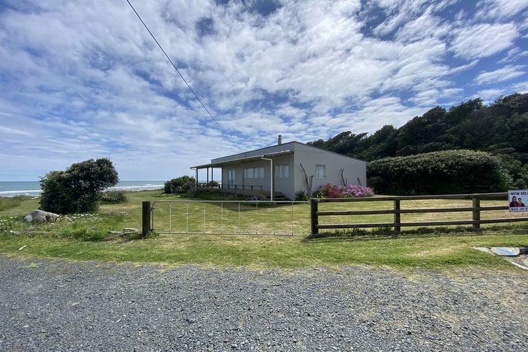 Photo of property in 4 Beach Road, Mokau, 4376