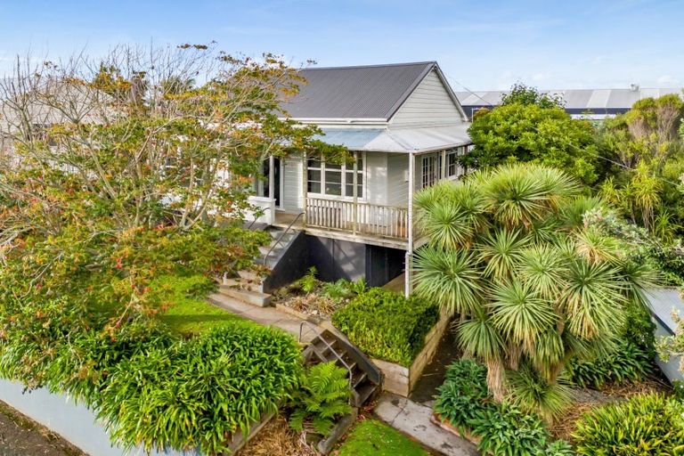 Photo of property in 35 Belt Road, Moturoa, New Plymouth, 4310