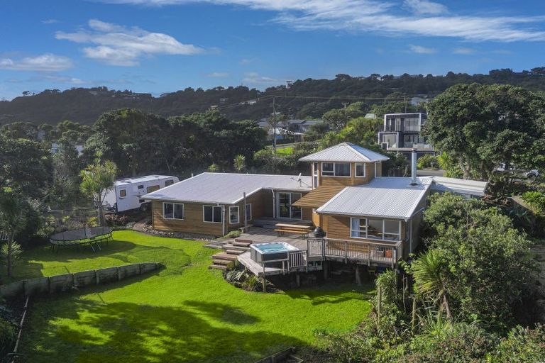 Photo of property in 5 Ngatira Road, Muriwai, Waimauku, 0881