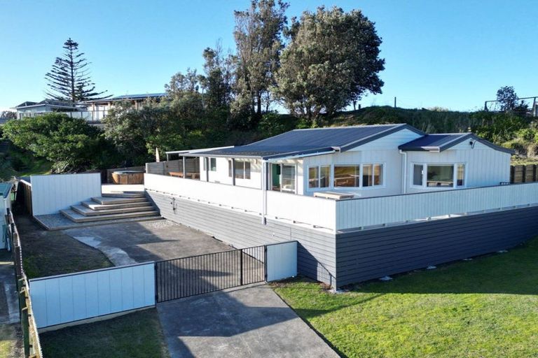 Photo of property in 53 Pratt Avenue, Foxton Beach, Foxton, 4815
