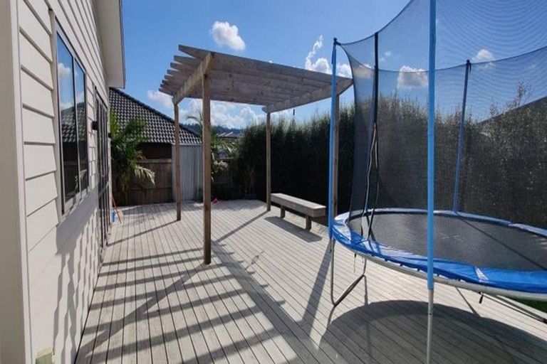 Photo of property in 17 Kuawa Drive, Kumeu, 0810