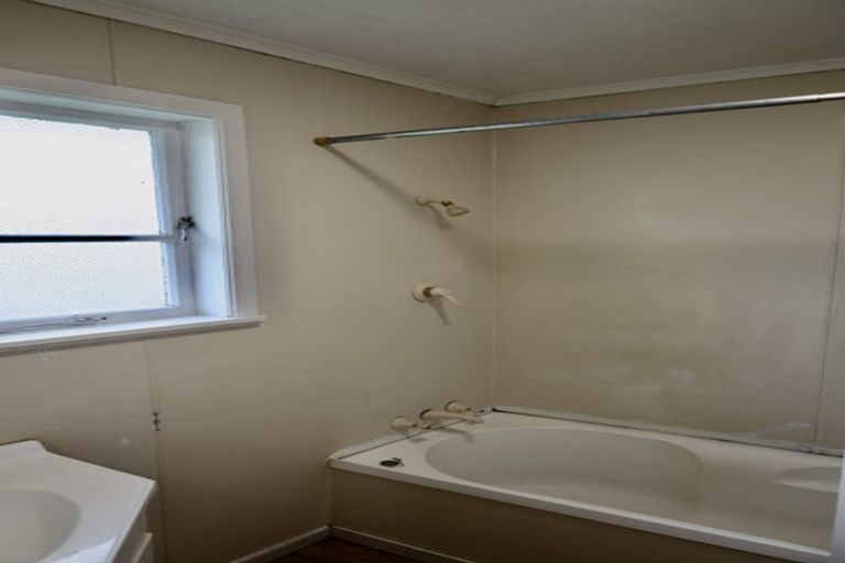 Photo of property in 80 Seymour Road, Sunnyvale, Auckland, 0612