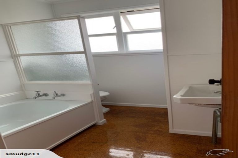 Photo of property in 82 Flanshaw Road, Te Atatu South, Auckland, 0610