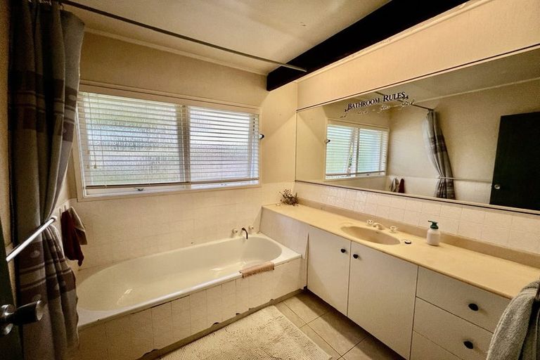 Photo of property in 23 Serrita Avenue, Sunnyhills, Auckland, 2010