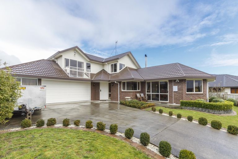 Photo of property in 27 Greenwood Place, Fitzherbert, Palmerston North, 4410