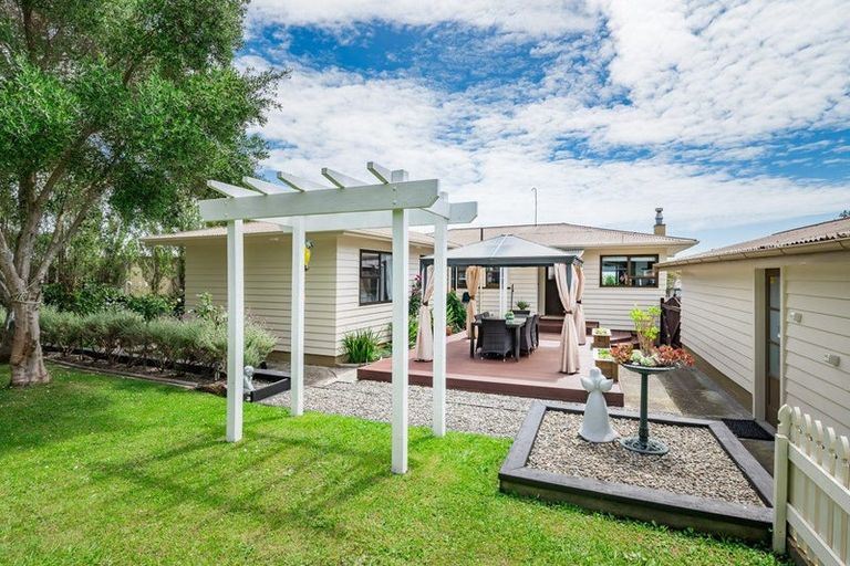 Photo of property in 42 Kaitawa Crescent, Paraparaumu, 5032