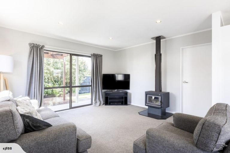 Photo of property in 6a Perrin Place, Kelvin Grove, Palmerston North, 4414