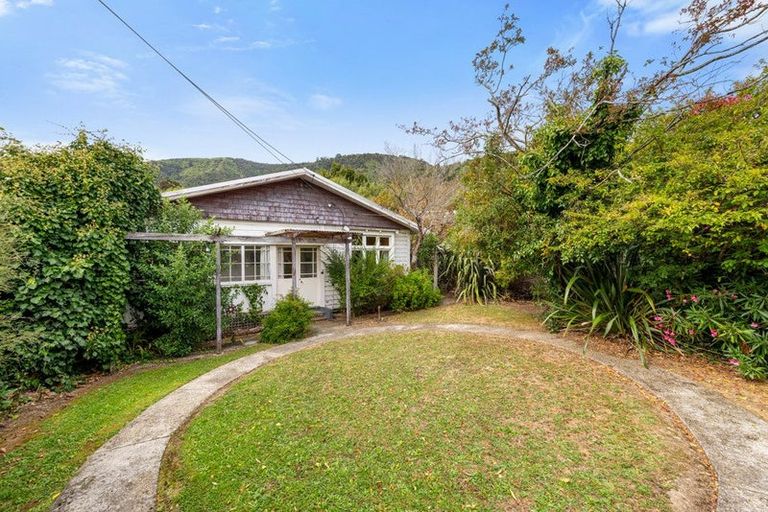 Photo of property in 90 Wellington Street, Picton, 7220
