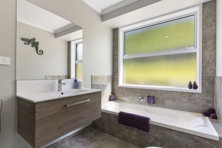 Photo of property in 43 Lakeside Terrace, Omokoroa, 3114