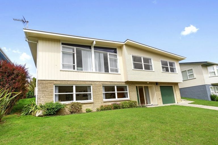 Photo of property in 8 Fitzwilliam Terrace, Tawa, Wellington, 5028