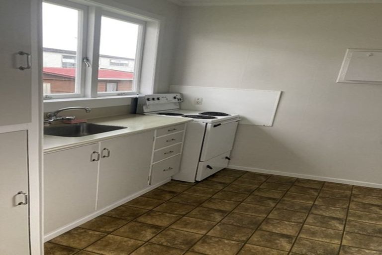 Photo of property in 15 Stamford Park Road, Mount Roskill, Auckland, 1041