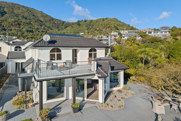 Photo of property in 37 Waikawa Road, Picton, 7220