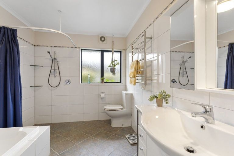 Photo of property in 14 Brookfield Place, Paraparaumu, 5032