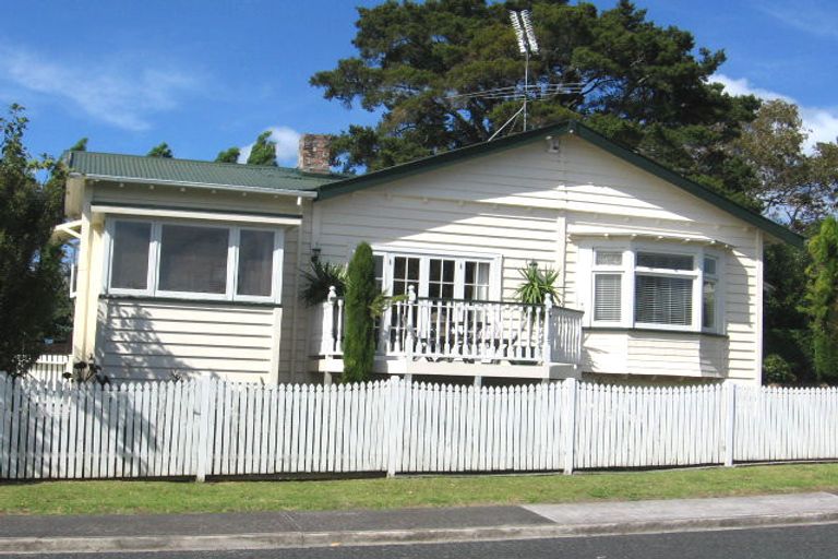 Photo of property in 1/3 Miraka Place, Birkenhead, Auckland, 0626